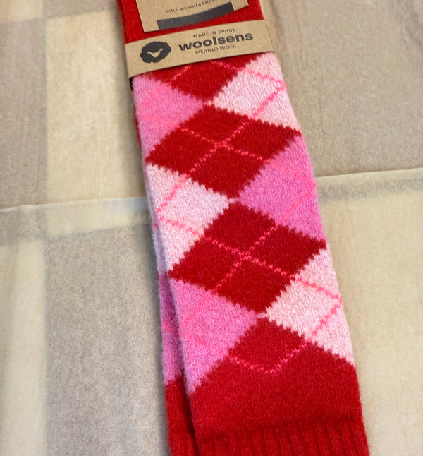 Knästrumpor i merinoull från Woolsens i klassiskt argyle-mönster.

Färg: Röd, rosa

Material: 70% merinoull, 27% polyamid,3% elastan.

Skötselråd: Ulltvätt

Tillverkade i: Spanien