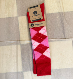 Knästrumpor i merinoull från Woolsens i klassiskt argyle-mönster.

Färg: Röd, rosa

Material: 70% merinoull, 27% polyamid,3% elastan.

Skötselråd: Ulltvätt

Tillverkade i: Spanien