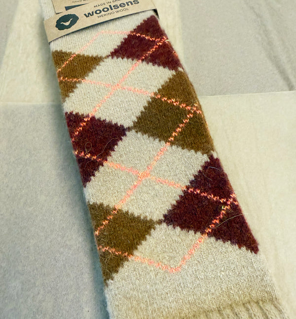 Knästrumpor i merinoull från Woolsens i klassiskt argyle-mönster.

Färg: Sand, brun, burgundy, korall.

Material: 70% merinoull, 27% polyamid,3% elastan.

Skötselråd: Ulltvätt

Tillverkade i: Spanien