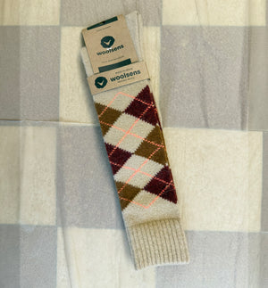 Knästrumpor i merinoull från Woolsens i klassiskt argyle-mönster.

Färg: Sand, brun, burgundy, korall.

Material: 70% merinoull, 27% polyamid,3% elastan.

Skötselråd: Ulltvätt

Tillverkade i: Spanien