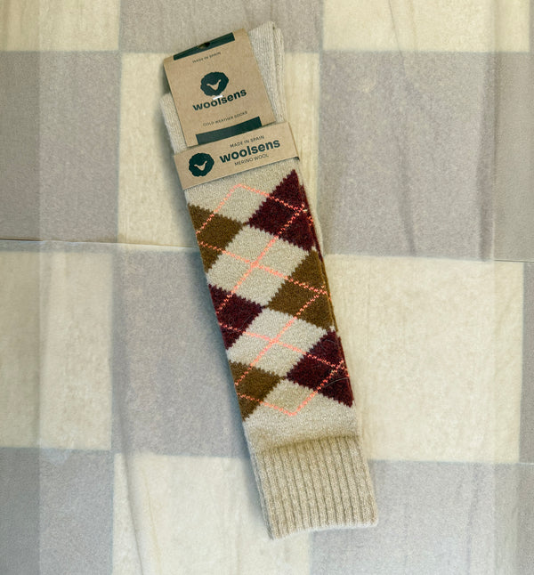 Knästrumpor i merinoull från Woolsens i klassiskt argyle-mönster.

Färg: Sand, brun, burgundy, korall.

Material: 70% merinoull, 27% polyamid,3% elastan.

Skötselråd: Ulltvätt

Tillverkade i: Spanien