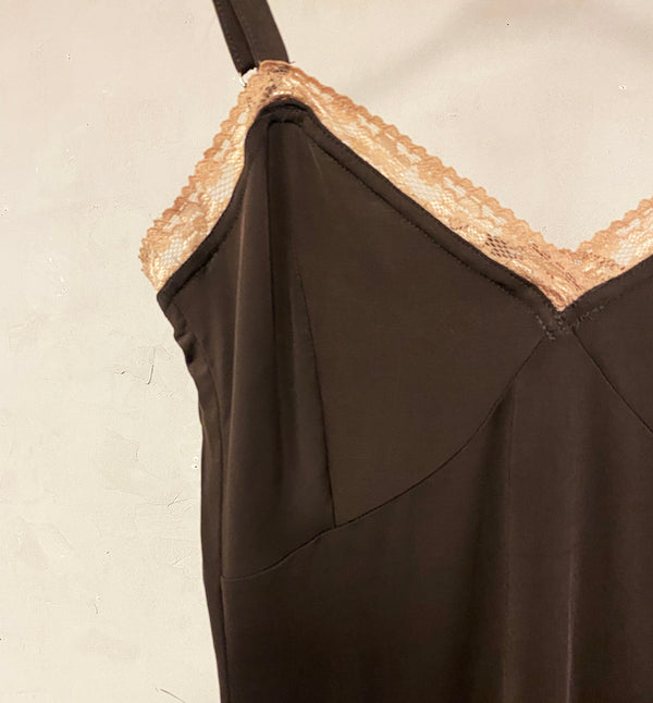 Camisol från svenska Bric-a-brac. Reglerbara axelband och spets upptill. Längd mitt bak i storlek M är 43 cm.


Färg: Brun med naturvit spets.&nbsp;

Material: 95% bambuviskos, 5% elastan

Skötselråd: 30 grader fintvätt


Tillverkad i: Tyget är stickat i Sverige, linnet är sytt i Litauen.