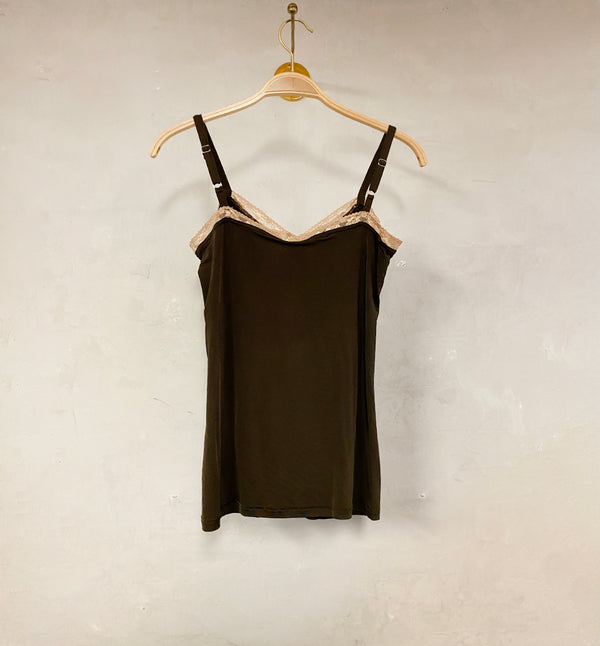 Camisol från svenska Bric-a-brac. Reglerbara axelband och spets upptill. Längd mitt bak i storlek M är 43 cm.


Färg: Brun med naturvit spets.&nbsp;

Material: 95% bambuviskos, 5% elastan

Skötselråd: 30 grader fintvätt


Tillverkad i: Tyget är stickat i Sverige, linnet är sytt i Litauen.