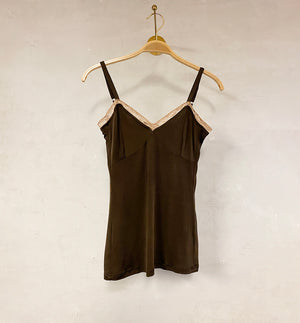 Camisol från svenska Bric-a-brac. Reglerbara axelband och spets upptill. Längd mitt bak i storlek M är 43 cm.


Färg: Brun med naturvit spets.&nbsp;

Material: 95% bambuviskos, 5% elastan

Skötselråd: 30 grader fintvätt


Tillverkad i: Tyget är stickat i Sverige, linnet är sytt i Litauen.