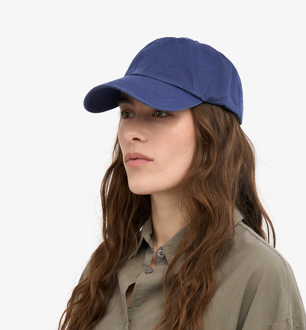 Keps från danska Colorful Standard! I 100% ekologisk bomull&nbsp;som ger en mjuk och bekväm känsla. Spänne bak för att reglera storlek. Onesize. Förtvättad.

Färg: Marinblå

Material: 100% ekologisk bomull