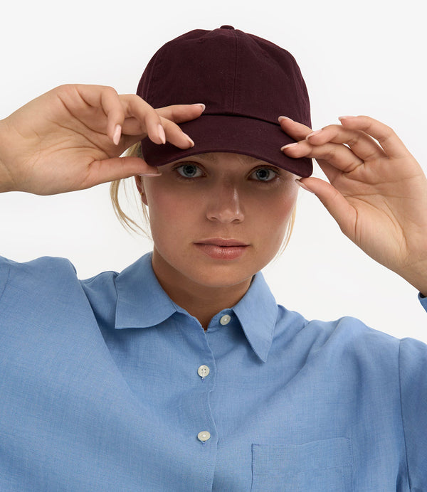 Keps från danska Colorful Standard! I 100% ekologisk bomull&nbsp;som ger en mjuk och bekväm känsla. Spänne bak för att reglera storlek. Onesize. Förtvättad.

Färg: Oxblodsröd / Oxblood red

Material: 100% ekologisk bomull

Certifierad med: &nbsp;Miljövänlig färg - Oeko-Tex®, PETA Approved Vegan

Tillverkad i: Portugal

Skötselråd: fintvätt, max 40 grader