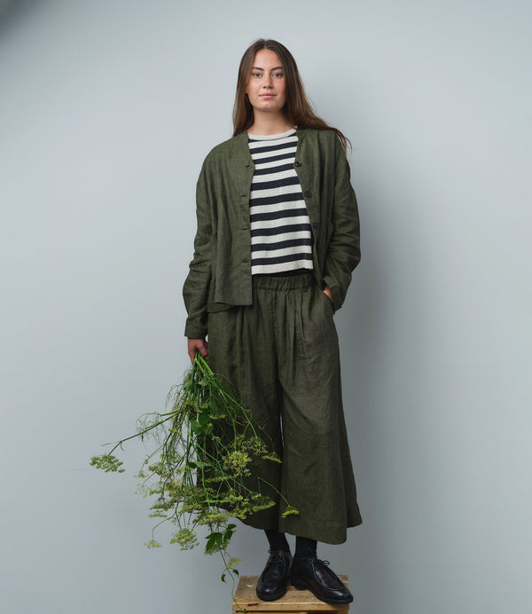 Jackie kimonojacka är lite boxig i modellen, v-ringad, två stora fickor fram, ok i ryggen och fyra knappar fram. Sydd i ett grönt lyxigt linnetyg från Portugal. Förtvättad.

Färg: Grönmelerad&nbsp;

Material:&nbsp;100% linne från Portugal.