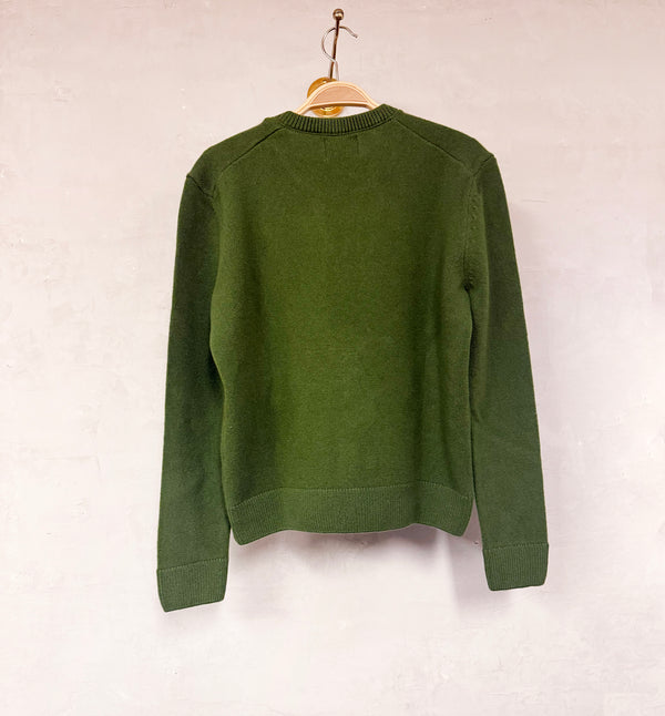 Kofta i återvunnen merinoull från Colorful Standard.&nbsp;

Färg: Fern Green / Ormbunksgrön

Material: Tillverkad av 100 % återvunnen merinoull, certifierad enligt Global Recycled Standard (GRS).

Tillverkad i: Portugal

Skötselråd: Handtvätt
