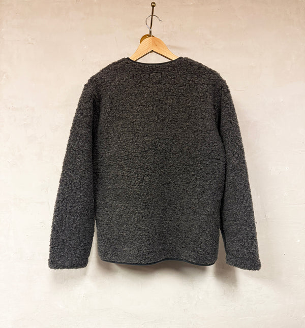 Cardigan Vee från Irländska Coldbreaker. Jackan är tillverkad av 100 % merinoull och är stylish, varm, mjuk och lätt! Kan används som en lätt jacka eller som ett varmt mellanlager.&nbsp;Dragkedja och två fickor fram. Något liten i storleken. Unisex.

Färg: Grafitgrå

Material: 100% merinoull från Irland

Skötselråd: Skonsamt ullprogram.

Tillverkad i: Designad på Irland, tillverkad i Polen.