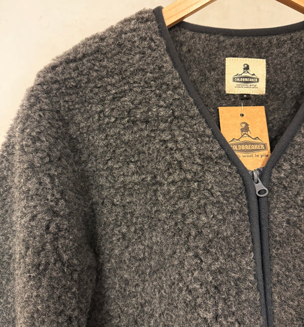 Cardigan Vee från Irländska Coldbreaker. Jackan är tillverkad av 100 % merinoull och är stylish, varm, mjuk och lätt! Kan används som en lätt jacka eller som ett varmt mellanlager.&nbsp;Dragkedja och två fickor fram. Något liten i storleken. Unisex.

Färg: Grafitgrå

Material: 100% merinoull från Irland

Skötselråd: Skonsamt ullprogram.

Tillverkad i: Designad på Irland, tillverkad i Polen.