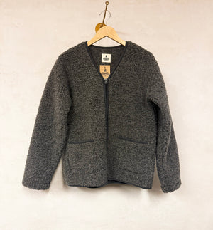 Cardigan Vee från Irländska Coldbreaker. Jackan är tillverkad av 100 % merinoull och är stylish, varm, mjuk och lätt! Kan används som en lätt jacka eller som ett varmt mellanlager.&nbsp;Dragkedja och två fickor fram. Något liten i storleken. Unisex.

Färg: Grafitgrå

Material: 100% merinoull från Irland

Skötselråd: Skonsamt ullprogram.

Tillverkad i: Designad på Irland, tillverkad i Polen.