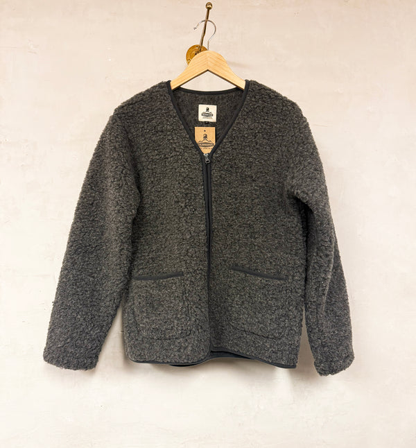 Cardigan Vee från Irländska Coldbreaker. Jackan är tillverkad av 100 % merinoull och är stylish, varm, mjuk och lätt! Kan används som en lätt jacka eller som ett varmt mellanlager.&nbsp;Dragkedja och två fickor fram. Något liten i storleken. Unisex.

Färg: Grafitgrå

Material: 100% merinoull från Irland

Skötselråd: Skonsamt ullprogram.

Tillverkad i: Designad på Irland, tillverkad i Polen.