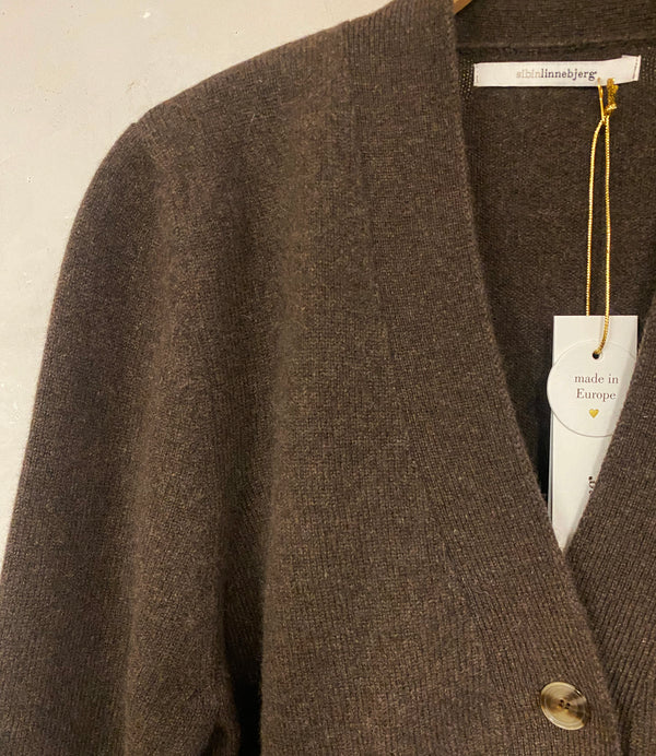 Kofta Carole från Sibin Linnebjerg. Stickad i en härlig kashmir- och ullblandning. V-ringad, två fickor fram.

Färg: Brun

Material: 5% Kashmir, 95% ull.&nbsp;Certifierad mulesingfri ull. Garnet kommer från Italien.

Tillverkad i: Serbien&nbsp;

Tvätt: 30 grader ulltvätt