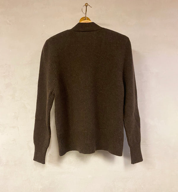 Kofta Carole från Sibin Linnebjerg. Stickad i en härlig kashmir- och ullblandning. V-ringad, två fickor fram.

Färg: Brun

Material: 5% Kashmir, 95% ull.&nbsp;Certifierad mulesingfri ull. Garnet kommer från Italien.

Tillverkad i: Serbien&nbsp;

Tvätt: 30 grader ulltvätt