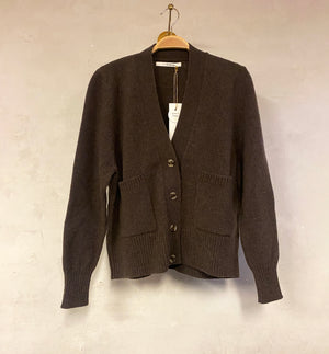 Kofta Carole från Sibin Linnebjerg. Stickad i en härlig kashmir- och ullblandning. V-ringad, två fickor fram.

Färg: Brun

Material: 5% Kashmir, 95% ull.&nbsp;Certifierad mulesingfri ull. Garnet kommer från Italien.

Tillverkad i: Serbien&nbsp;

Tvätt: 30 grader ulltvätt