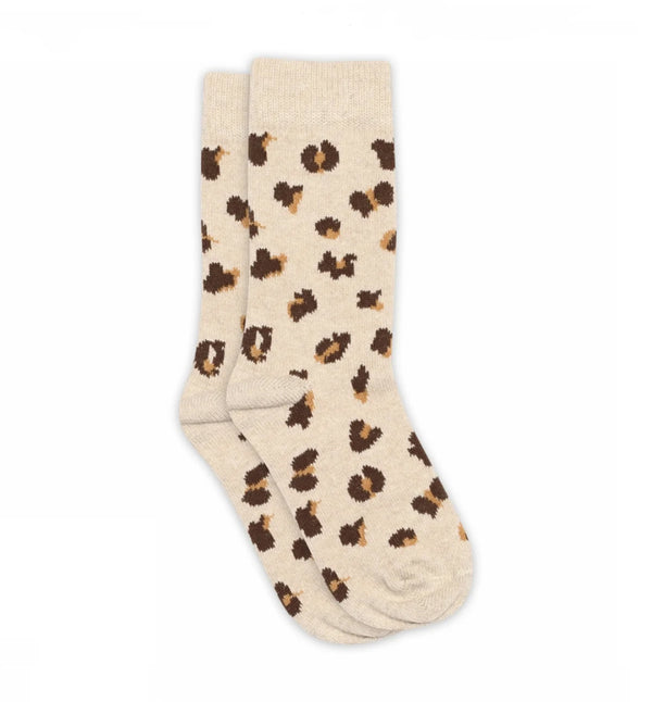 Mjuka ullstrumpor i leopardmönster från MPwoman med lyxig kashmir. Strumporna har en klassisk ribbad mudd upptill, en anatomiskt utformad häl med 90-gradersvinkel samt förstärkt häl och tå för ökad slitstyrka. Strumporna certifierade enligt STANDARD 100 av OEKO-TEX®.

Färg: Brun och gulbrunt mönster på beige botten.

Material: 37% polyamid, 30% ull, 25% viskos, 5% kashmir, 3% elastan.

Tillverkad i: Lettland

Skötselråd: Ulltvätt 30 grader