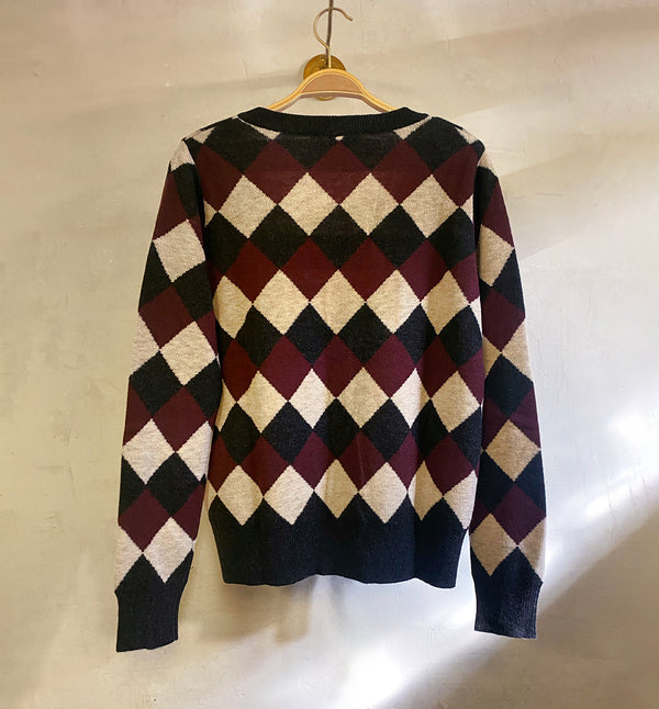Rutig kofta från Dinadi. V-ringad, hornknappar och ribbade muddar.

Färg: Vinröd, onyx grå, vit

Material: Tillverkad av 100 % extra fin merinoull