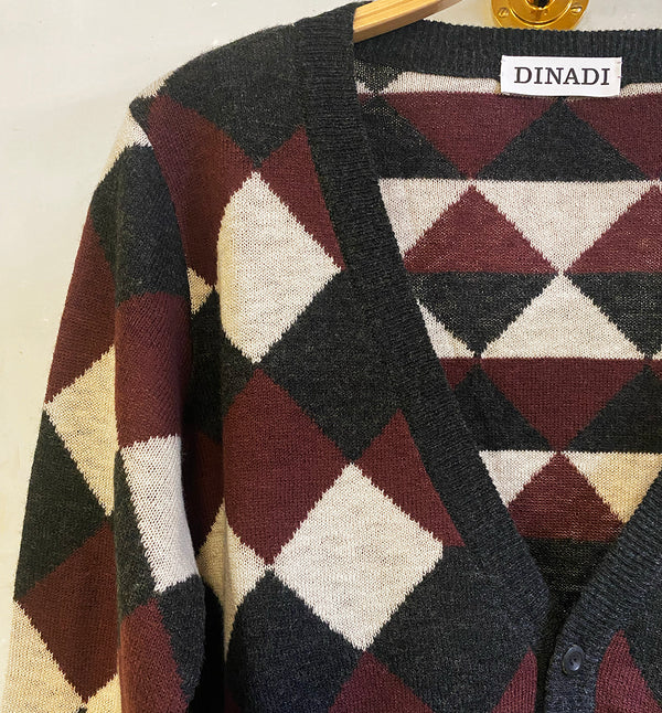 Rutig kofta från Dinadi. V-ringad, hornknappar och ribbade muddar.

Färg: Vinröd, onyx grå, vit

Material: Tillverkad av 100 % extra fin merinoull