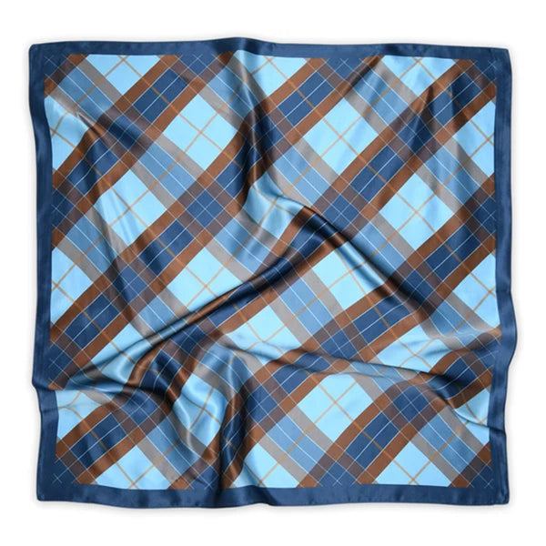 Fyrkantig sidenscarf från mp Denmark. Scarfen är gjord av 100% mjukt siden och är 68x68cm. Designad för att användas på många olika sätt, lindad en eller två gånger runt halsen, bärs runt midjan, runt huvudet, eller som en håraccessoar.

Färg: Blå,brun

Mått: 68x68 cm

Material: 100% Silke