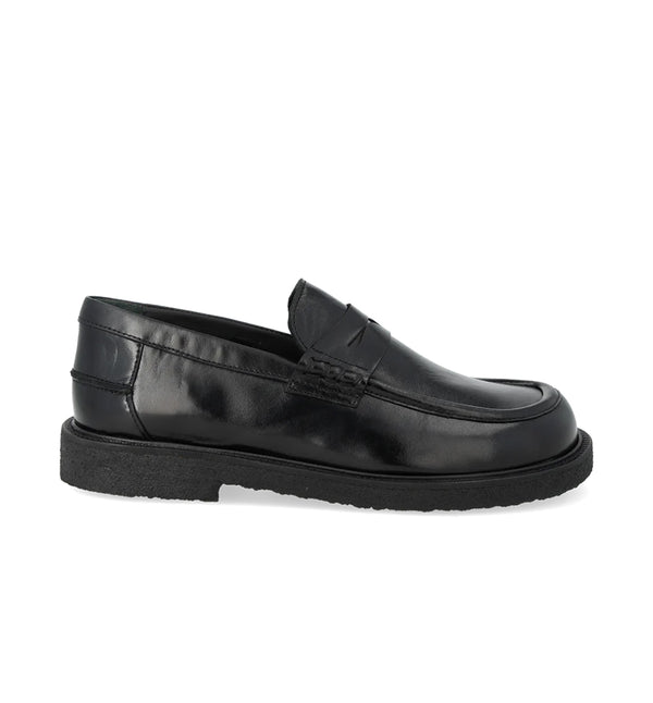 Klassiska Penny loafers från danska Angulus i läder med rymlig passform. Skon har rund tå, vadderad innersula, kromfritt läderfoder, fast hälkappa, dekorativa detaljer och en lätt, mjuk och flexibel svart crêpesula i förnybart naturgummi. Tillverkad i naturligt läder. Designad i Danmark och handgjord med kärlek i Portugal.



Färg:&nbsp;Svart

Material:&nbsp;Läder, läderfoder

Sula: FSC-certifierad sula i crepe-gummi

Passform: Bred

Tillverkad i: Portugal