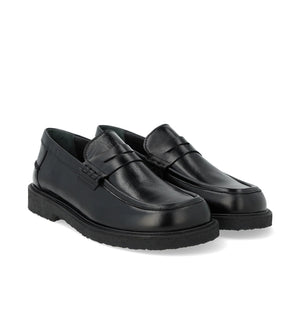 Klassiska Penny loafers från danska Angulus i läder med rymlig passform. Skon har rund tå, vadderad innersula, kromfritt läderfoder, fast hälkappa, dekorativa detaljer och en lätt, mjuk och flexibel svart crêpesula i förnybart naturgummi. Tillverkad i naturligt läder. Designad i Danmark och handgjord med kärlek i Portugal.



Färg:&nbsp;Svart

Material:&nbsp;Läder, läderfoder

Sula: FSC-certifierad sula i crepe-gummi

Passform: Bred

Tillverkad i: Portugal