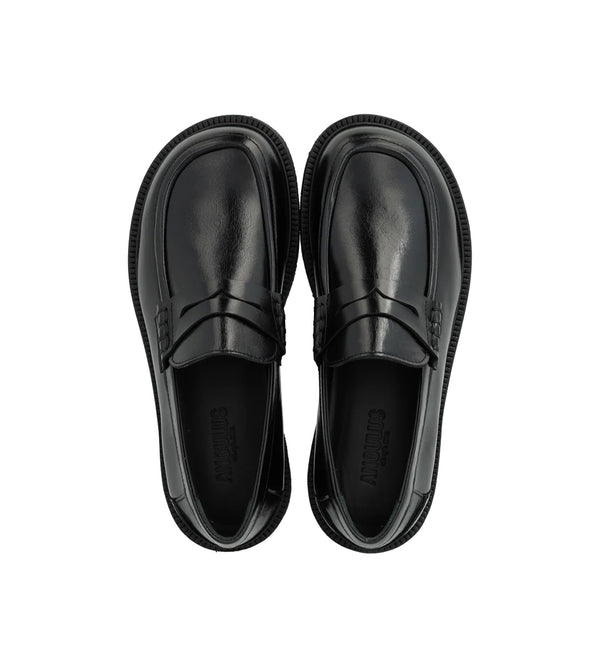 Klassiska Penny loafers från danska Angulus i läder med rymlig passform. Skon har rund tå, vadderad innersula, kromfritt läderfoder, fast hälkappa, dekorativa detaljer och en lätt, mjuk och flexibel svart crêpesula i förnybart naturgummi. Tillverkad i naturligt läder. Designad i Danmark och handgjord med kärlek i Portugal.



Färg:&nbsp;Svart

Material:&nbsp;Läder, läderfoder

Sula: FSC-certifierad sula i crepe-gummi

Passform: Bred

Tillverkad i: Portugal
