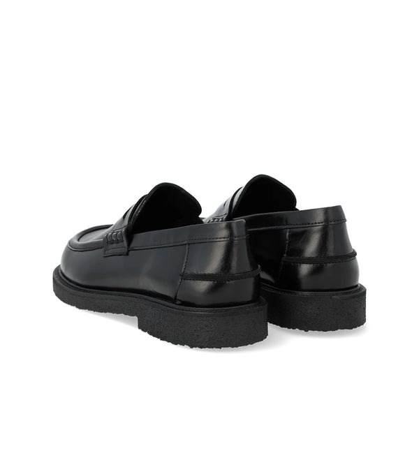 Klassiska Penny loafers från danska Angulus i läder med rymlig passform. Skon har rund tå, vadderad innersula, kromfritt läderfoder, fast hälkappa, dekorativa detaljer och en lätt, mjuk och flexibel svart crêpesula i förnybart naturgummi. Tillverkad i naturligt läder. Designad i Danmark och handgjord med kärlek i Portugal.



Färg:&nbsp;Svart

Material:&nbsp;Läder, läderfoder

Sula: FSC-certifierad sula i crepe-gummi

Passform: Bred

Tillverkad i: Portugal