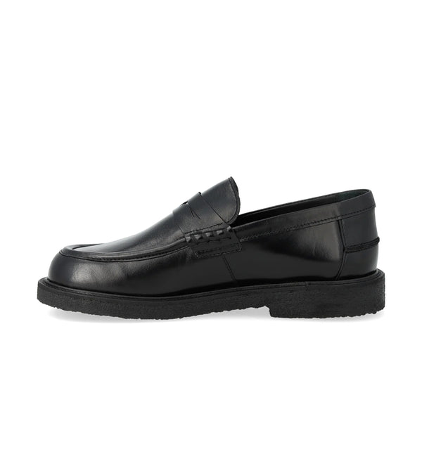 Klassiska Penny loafers från danska Angulus i läder med rymlig passform. Skon har rund tå, vadderad innersula, kromfritt läderfoder, fast hälkappa, dekorativa detaljer och en lätt, mjuk och flexibel svart crêpesula i förnybart naturgummi. Tillverkad i naturligt läder. Designad i Danmark och handgjord med kärlek i Portugal.



Färg:&nbsp;Svart

Material:&nbsp;Läder, läderfoder

Sula: FSC-certifierad sula i crepe-gummi

Passform: Bred

Tillverkad i: Portugal