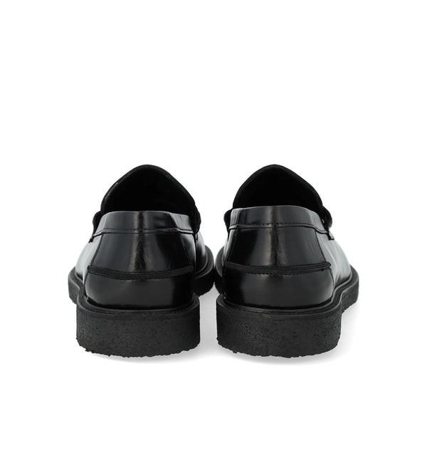 Klassiska Penny loafers från danska Angulus i läder med rymlig passform. Skon har rund tå, vadderad innersula, kromfritt läderfoder, fast hälkappa, dekorativa detaljer och en lätt, mjuk och flexibel svart crêpesula i förnybart naturgummi. Tillverkad i naturligt läder. Designad i Danmark och handgjord med kärlek i Portugal.



Färg:&nbsp;Svart

Material:&nbsp;Läder, läderfoder

Sula: FSC-certifierad sula i crepe-gummi

Passform: Bred

Tillverkad i: Portugal