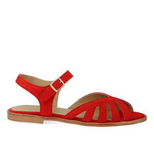 Röd sandal från danska Angulus. Sandalen har rund tå, justerbar vristrem med spänne, vadderad lädersula och en lätt tunitsula. Tillverkad i naturligt läder som andas. Designad i Danmark och handgjord i Portugal.

Färg: Korallröd

Passform: Normal

Material: Mocka
Foder: Läderfoder
Sula: Tunit