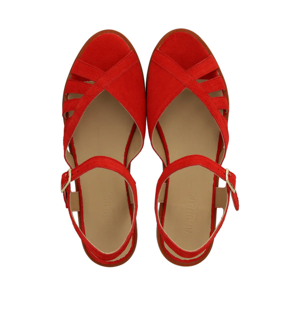 Röd sandal från danska Angulus. Sandalen har rund tå, justerbar vristrem med spänne, vadderad lädersula och en lätt tunitsula. Tillverkad i naturligt läder som andas. Designad i Danmark och handgjord i Portugal.

Färg: Korallröd

Passform: Normal

Material: Mocka
Foder: Läderfoder
Sula: Tunit