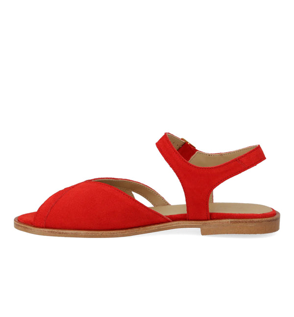 Röd sandal från danska Angulus. Sandalen har rund tå, justerbar vristrem med spänne, vadderad lädersula och en lätt tunitsula. Tillverkad i naturligt läder som andas. Designad i Danmark och handgjord i Portugal.

Färg: Korallröd

Passform: Normal

Material: Mocka
Foder: Läderfoder
Sula: Tunit