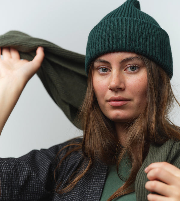 Mössa i skön återvunnen merinoull från Colorful Standard. Den kan vikas en eller två gånger beroende på tycke och smak. Förtvättad.&nbsp;

Färg:&nbsp;Emerald Green/ Smaragdgrön

Material:&nbsp;100% återvunnen extra fin merinoull.&nbsp;Woolmark-certifierat garn.

Tvätt: Handtvätt

Tillverkad i:&nbsp;Barcelos, Portuga