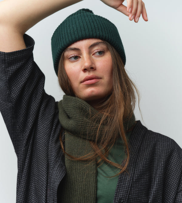 Mössa i skön återvunnen merinoull från Colorful Standard. Den kan vikas en eller två gånger beroende på tycke och smak. Förtvättad.&nbsp;

Färg:&nbsp;Emerald Green/ Smaragdgrön

Material:&nbsp;100% återvunnen extra fin merinoull.&nbsp;Woolmark-certifierat garn.

Tvätt: Handtvätt

Tillverkad i:&nbsp;Barcelos, Portuga