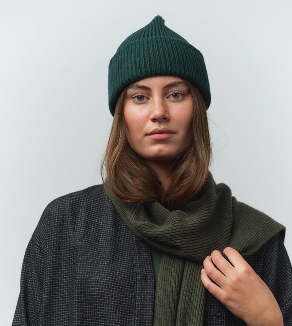 Mössa i skön återvunnen merinoull från Colorful Standard. Den kan vikas en eller två gånger beroende på tycke och smak. Förtvättad.&nbsp;

Färg:&nbsp;Emerald Green/ Smaragdgrön

Material:&nbsp;100% återvunnen extra fin merinoull.&nbsp;Woolmark-certifierat garn.

Tvätt: Handtvätt

Tillverkad i:&nbsp;Barcelos, Portuga