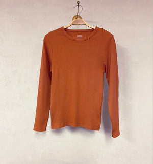 Ribbstickad långärmad t-shirt från Colorful standard i ekologisk bomull. Figurnära, lite tight modell. Förtvättad.  Färg: Ingefärsbrun  Material: 95 % ekologisk bomull