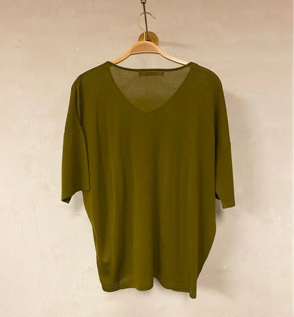 Kortärmad topp Cora från Sibin Linnebjerg. V-ringad.

Färg: Olivgrön

Material: 70% viskos, 30% akryl.&nbsp;Garnet kommer från Italien.

Tillverkad i: Serbien

Tvätt:&nbsp;30 grader fintvätt