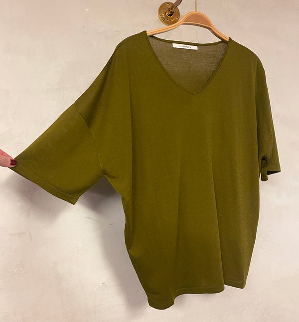 Kortärmad topp Cora från Sibin Linnebjerg. V-ringad.

Färg: Olivgrön

Material: 70% viskos, 30% akryl.&nbsp;Garnet kommer från Italien.

Tillverkad i: Serbien

Tvätt:&nbsp;30 grader fintvätt