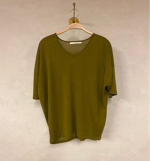 Kortärmad topp Cora från Sibin Linnebjerg. V-ringad.

Färg: Olivgrön

Material: 70% viskos, 30% akryl.&nbsp;Garnet kommer från Italien.

Tillverkad i: Serbien

Tvätt:&nbsp;30 grader fintvätt