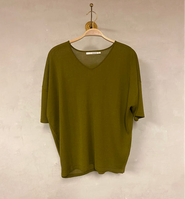 Kortärmad topp Cora från Sibin Linnebjerg. V-ringad.

Färg: Olivgrön

Material: 70% viskos, 30% akryl.&nbsp;Garnet kommer från Italien.

Tillverkad i: Serbien

Tvätt:&nbsp;30 grader fintvätt