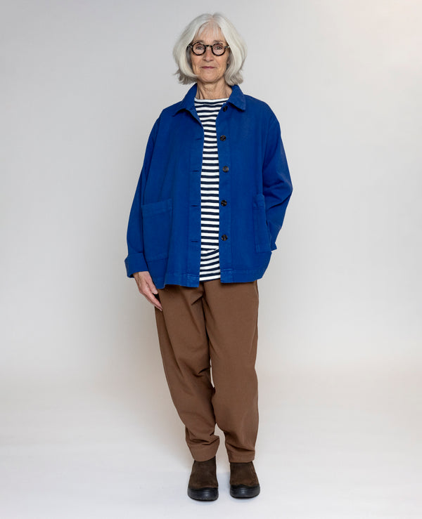 Jacka Drew från danska Muse Wear är en boxy jacka med två fickor fram. Designad i danska Thy.&nbsp;

Färg: Royalblå

Material: 50 % ekologisk bomull, 50 % återvunnen bomull&nbsp;


Skötselråd: 30 grader fintvätt

Tillverkad i: Portugal&nbsp;