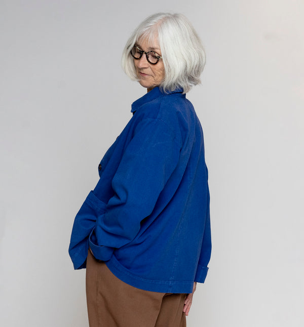 Jacka Drew från danska Muse Wear är en boxy jacka med två fickor fram. Designad i danska Thy.&nbsp;

Färg: Royalblå

Material: 50 % ekologisk bomull, 50 % återvunnen bomull&nbsp;


Skötselråd: 30 grader fintvätt

Tillverkad i: Portugal&nbsp;