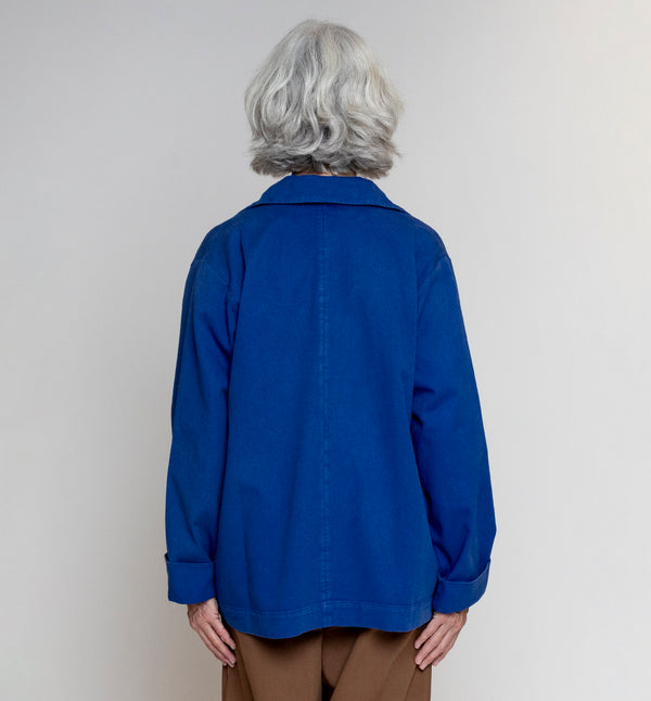 Jacka Drew från danska Muse Wear är en boxy jacka med två fickor fram. Designad i danska Thy.&nbsp;

Färg: Royalblå

Material: 50 % ekologisk bomull, 50 % återvunnen bomull&nbsp;


Skötselråd: 30 grader fintvätt

Tillverkad i: Portugal&nbsp;