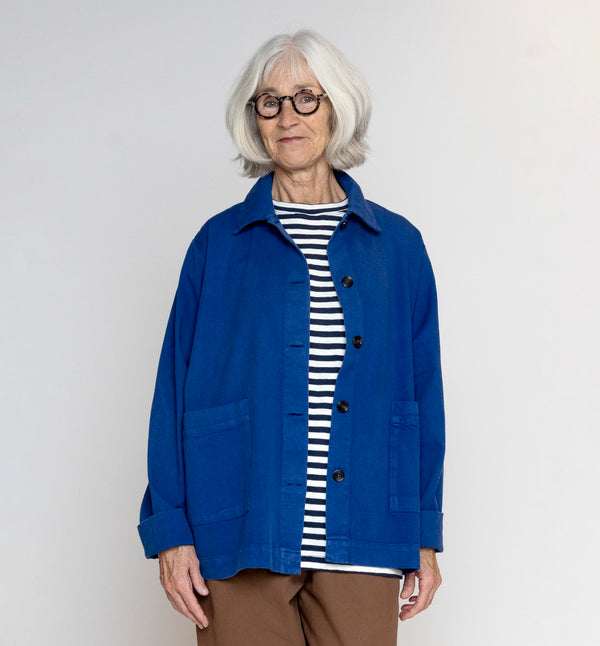 Jacka Drew från danska Muse Wear är en boxy jacka med två fickor fram. Designad i danska Thy.&nbsp;

Färg: Royalblå

Material: 50 % ekologisk bomull, 50 % återvunnen bomull&nbsp;


Skötselråd: 30 grader fintvätt

Tillverkad i: Portugal&nbsp;