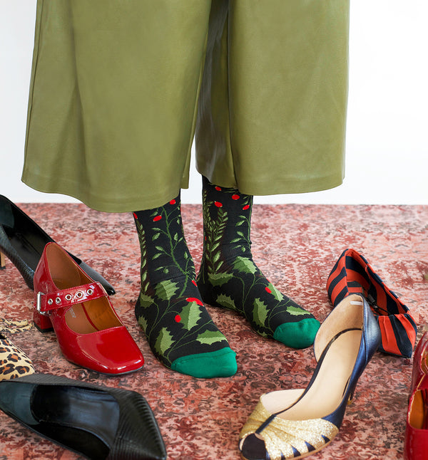 Strumpor från franska Bonne Maison. De är tillverkade av finaste egyptiska bomull och en dubbeltrådig elastan.

Färg: Järnek i grönt med röda bär på svart botten och grön tå.

Material: 90% bomull, 8% polyamid, 2% elastan

Skötselråd: 30/40 grader

Tillverkad i: Frankrike