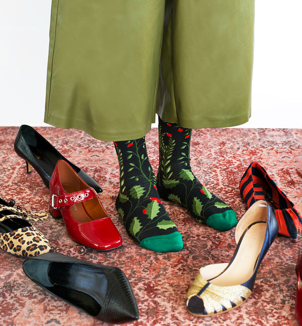 Strumpor från franska Bonne Maison. De är tillverkade av finaste egyptiska bomull och en dubbeltrådig elastan.

Färg: Järnek i grönt med röda bär på svart botten och grön tå.

Material: 90% bomull, 8% polyamid, 2% elastan

Skötselråd: 30/40 grader

Tillverkad i: Frankrike