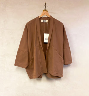 Kimono Dahlia från danska Muse Wear är en boxy kimonojacka med två rejäla fickor fram. Designad i danska Thy.&nbsp;

Färg: Kamel

Material: 50 % ekologisk bomull, 50 % återvunnen bomull&nbsp;


Skötselråd: 30 grader fintvätt

Tillverkad i: Portugal&nbsp;