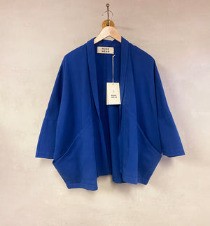 Kimono Dahlia från danska Muse Wear är en boxy kimonojacka med två rejäla fickor fram. Designad i danska Thy.&nbsp;

Färg: Royalblå

Material: 50 % ekologisk bomull, 50 % återvunnen bomull&nbsp;


Skötselråd: 30 grader fintvätt

Tillverkad i: Portugal&nbsp;