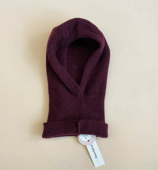 Stickad balaklava i mjuk alpackablandning. Ribbad kant.

Färg: Vinröd

Material: 48% baby alpackaull, 20% ull, 30% polyamid, 2% elastan.

Tillverkad i: Europa

Tvätt:&nbsp;30 grader fintvätt