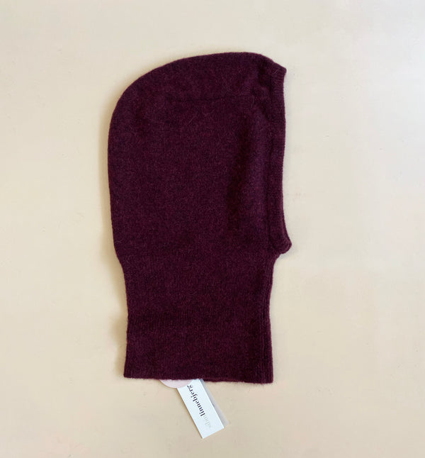 Stickad balaklava i mjuk alpackablandning. Ribbad kant.

Färg: Vinröd

Material: 48% baby alpackaull, 20% ull, 30% polyamid, 2% elastan.

Tillverkad i: Europa

Tvätt:&nbsp;30 grader fintvätt